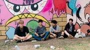 Pit (Metkan Kalan, 2. von links) fühlt sich cool! Mit den neuen Freunden (Leevi Tjelle Höhlein, links, Giuseppe Bonvissuto, 2. von rechts, Anton Franke, rechts) ist alles aufregender als früher. Pit (Metkan Kalan, 2. von links) fühlt sich cool! Mit den neuen Freunden (Leevi Tjelle Höhlein, links, Giuseppe Bonvissuto, 2. von rechts, Anton Franke, rechts) ist alles aufregender als früher.