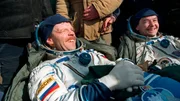 Reinhold Ewald (l), ein waschechter Astronaut aus M&ouml;nchengladbach, wurde in K&ouml;ln und Moskau ausgebildet und trat seinen ersten Raumflug an. N&auml;chster Halt: MIR, die russische Raumstation. Dramatischer H&ouml;hepunkt der Reise: ein Feuer an Bord der MIR. Die Crew bekam das schnell in den Griff und Ewald landete sicher in der kasachischen Steppe.