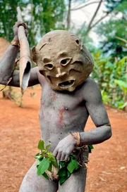 Ein Krieger der &sbquo;Mud Men&lsquo; in traditioneller Aufmachung. Bis heute gibt es im Hochland von Papua-Neuguinea blutige Stammesk&auml;mpfe.