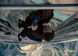 Achthundert Meter in die Tiefe k&ouml;nnte Ethan Hunt (Tom Cruise) bei seinem gewagten Man&ouml;ver st&uuml;rzen. Dies riskiert er, um das Leben vieler anderer zu sch&uuml;tzen ...
