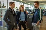 Dominik Morgenstern (Joscha Kiefer, l.) und Resi Schwaiger (Mersiha Husagic, M.) unterhalten sich mit Lukas Hofinger (Robert Ritter, r.) im Fitness-Club.