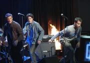 Als pl&ouml;tzlich ein Feuer auf der B&uuml;hne ausbricht, sind nicht nur Tom (Doug Savant, l.), Mike (James Denton, r.) und Orson (Kyle MacLachlan, M.) in Lebensgefahr ...