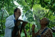 Von Professor Arbor (R&uuml;diger Wandel, l.) erf&auml;hrt Peter (Peter Lustig, r.) Einzelheiten &uuml;ber das Leben von B&auml;umen. Dabei lernt er, dass B&auml;ume "atmen", "trinken" und Sauerstoff herstellen. Doch dies sind l&auml;ngst nicht alle &Uuml;berraschungen, die auf Peter warten.
