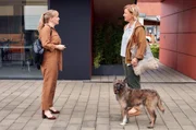 Birte (Jasmin Schwiers) ist genervt: Klara (Mariele Millowitsch, rechts) kommt nicht allein zur Arbeit.