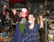 Willi in der Werkstatt des Musikhauses Voigt im Vogtland. Ob er den richtigen Ton trifft?