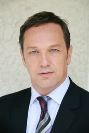 Max Gertsch (Dr. Burkhard Riedel). Max Gertsch (Dr. Burkhard Riedel).
