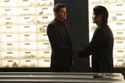 Booth (David Boreanaz) versucht seinen Freund Ken Nakamura (Brian Tee, r.) zu beruhigen, da es sich bei Sachi um ein 21-jähriges Mädchen handelt, die sicher nur der strengen Kontrolle ihres Bruders entfliehen will. Booth (David Boreanaz) versucht seinen Freund Ken Nakamura (Brian Tee, r.) zu beruhigen, da es sich bei Sachi um ein 21-jähriges Mädchen handelt, die sicher nur der strengen Kontrolle ihres Bruders entfliehen will.