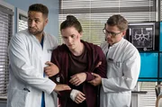 Matteo (Mike Adler, l.) und Elias (Stefan Ruppe, r.) k&uuml;mmern sich um ihren Kollegen Tom (Tilman P&ouml;rzgen, M.), dessen Zustand nach einem Fahrradunfall, doch kritischer ist, als zun&auml;chst gedacht.