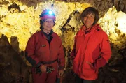 Annette Krause (re.) mit Christel Bock, Fledermausforscherin. Sie zählt regelmäßig die Fledermäuse in der Kolbinger Höhle. Annette Krause (re.) mit Christel Bock, Fledermausforscherin. Sie zählt regelmäßig die Fledermäuse in der Kolbinger Höhle.
