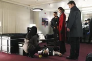 Der ber&uuml;hmte Hundetrainer Francisco Pilar (Ed Francis Martin, 2.v.l.) wird nach einer Hundeshow, an der er als Juror teilgenommen hat, tot in seiner Garderobe aufgefunden. Lanie Parish (Tamala Jones, l.), Javier Esposito (Jon Huertas, M.), Kate Beckett (Stana Katic, 2.v.r.) und Richard Castle (Nathan Fillion, r.) untersuchen den Tatort ...