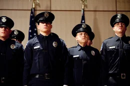 Jenko (Channing Tatum, M.l.) und Schmidt (Jonah Hill, M.r.) kennen sich bereits seit ihrer Schulzeit und haben  nun gemeinsam den Abschluss an der Polizeiakademie geschafft.  +++ Die Verwendung des sendungsbezogenen Materials ist nur mit dem Hinweis und Verlinkung auf RTL+ gestattet. +++