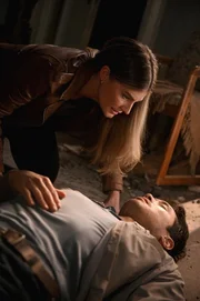 Addison Augustine (Caitlin Bassett, oben); Dr. Ben Song (Raymond Lee, unten)