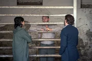 Lessing (Christian Ulmen,re.) und Kira Dorn (Nora Tschirner) befragen Caspar Bogdanski (Dominique Horwitz) in seinem Stall.