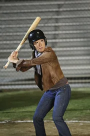 Verausgabt sich beim Baseball spielen: Cristina (Sandra Oh) ... Verausgabt sich beim Baseball spielen: Cristina (Sandra Oh) ...