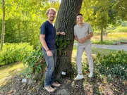 Gartenexperte Felix zeigt Robert, wie das Alter eines Baumes bestimmt werden kann.