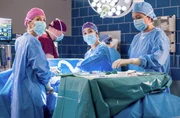 Prof. Dr. Karin Patzelt (Marijam Agischewa, l.) und Sofia Galura (Olivia Papoli-Barawati, r.) m&uuml;ssen eine Notoperation durchf&uuml;hren.