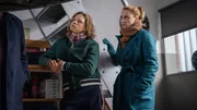 Bei einem illegalen Autorennen kommt der junge Raser Mirko Weber ums Leben. Sein Wagen wird bei hoher Geschwindigkeit aus der Kurve geschleudert und kracht ungebremst in ein Waldst&uuml;ck. Die L&uuml;becker Kommissare ermitteln wegen Mord. Um den mutma&szlig;lichen T&auml;ter zu &uuml;berf&uuml;hren, wagen die Kommissarinnen Nina Weiss und Tomke Jenssen einen Undercover-Einsatz. Im Bild: Tomke Jennsen und Nina Weiss.