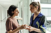 Pia Heinrich (Ines Marie Westernstr&ouml;er) hat bei ihrer Recherche eine wichtige Entdeckung gemacht und informiert ihre Kollegin Esther Baumann (Brigitte Urhausen, l.).