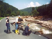 Die Müglitztalbahn in Richtung Lauenstein. Es wurden nicht nur Gleise, sondern auch Straßen teilweise weggerissen. Die Müglitztalbahn in Richtung Lauenstein. Es wurden nicht nur Gleise, sondern auch Straßen teilweise weggerissen.