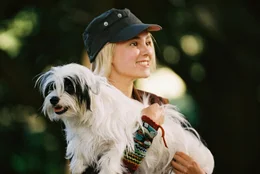 Jess hat Leslie (AnnaSophia Robb) einen Hund geschenkt.