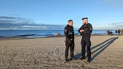 Deutsch-polnische Streife: Die Polizisten Max Will und Kamil Zwierzchowski patrouillieren gemeinsam am Strand von Świnoujście, dem früheren Swinemünde. Dieser kleinere Teil Usedoms gehört zu Polen. Deutsch-polnische Streife: Die Polizisten Max Will und Kamil Zwierzchowski patrouillieren gemeinsam am Strand von Świnoujście, dem früheren Swinemünde. Dieser kleinere Teil Usedoms gehört zu Polen.