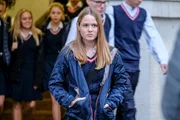 Pia Schuster (Tabea Willemsen) kommt aus dem Schulgebäude. Pia Schuster (Tabea Willemsen) kommt aus dem Schulgebäude.