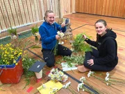 Selbst gepfl&uuml;ckt: Kaja (links) und Sophia bereiten die Blumengestecke f&uuml;r den Abschlussball vor.