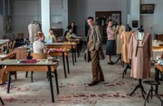 Seltener Gast im Modeatelier: Franz (Fritz Karl) will seine Frau zu einem gemeinsamen Ausflug einladen.