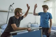 Auf dem Weg der Genesung. Fritz Fuchs (Guido Hammesfahr, l.) und Jannis (Oskar B&ouml;kelmann, r.) freuen sich dar&uuml;ber. Schlie&szlig;lich sind sie beide heftig mit den R&auml;dern zusammengeprallt.
