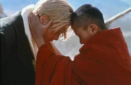 Der 14-j&auml;hrige Dalai Lama (Jamyang Jamtsho Wangchuk, r.), der als Herrscher &uuml;ber Tibet lebt, hei&szlig;t Heinrich (Brad Pitt, l.) und Peter in seiner Heimat willkommen.
