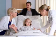 Der kleinen Clara Wolter (Elisabeth Lattner) geht es immer schlechter, der Druck in ihrem Hirn steigt immer weiter. Doch Dr. Lea Peters (Anja Nejarri) und Dr. Kathrin Globisch (Andrea Kathrin Loewig) sind die H&auml;nde gebunden, solange die Einverst&auml;ndniserkl&auml;rung von Tom Wolters Exfrau f&uuml;r den Eingriff nicht vorliegt.