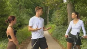 Bei der morgendlichen Joggingrunde erz&auml;hlt Friedrich Laura (li.) und Selina von der Aufgaben, die ein J&auml;ger hat.