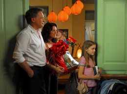 Sabine (Christine Neubauer), Christof (Bernhard Schir) und Emma (Hanna Heile) freuen sich &uuml;ber den freundlichen Empfang in Bangkok.