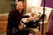 Entsetzt stellt Mitchell (Jesse Tyler Ferguson) fest, dass Lily auf dem Kopf von Baby Joe eine Per&uuml;cke mit Sekundenkleber festgeklebt hat.