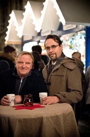 Auf dem Weihnachtsmarkt: Kommissar Frank Thiel (Axel Prahl, links) mit Prof. Karl-Friedrich Boerne (Jan Josef Liefers, rechts). Auf dem Weihnachtsmarkt: Kommissar Frank Thiel (Axel Prahl, links) mit Prof. Karl-Friedrich Boerne (Jan Josef Liefers, rechts).