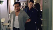 Detective Mac Taylor (Gary Sinise, r.) verhaftet Lee Paik (Tom Yi), dessen unachtsamer Warnschuss einen Menschen get&ouml;tet hat.
