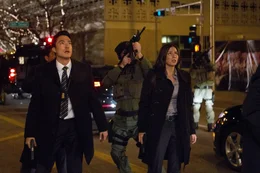 FBI-Agentin Ellen Richards (Genesis Rodriguez) und ihre Kollegen (Darsteller unbekannt) m&uuml;ssen zuschauen, wie ihr Gefangener entflieht.