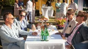 Die befreundeten Investmentbanker Adam Veile (Simon J. Berger, 2.v.l.), Jeppe Sch&oslash;itt (Jon &Oslash;igarden, vorne l.), Henrik Kranz (Tobias Santelmann, r.) William Bergvik (P&aring;l Sverre Hagen, 2.v.r.) langweilen sich auf der Feier. Ihre &uuml;blichen Partys mit Sex und Drogen sind mehr nach ihrem Geschmack.