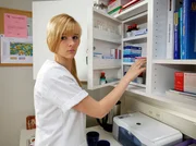 Marie Stein (Henriette Zimmeck) macht das Praktikum in der Sachsenklinik wider Erwarten gro&szlig;en Spa&szlig;. Umso schlimmer ist die Erpressung ihrer beiden Mitsch&uuml;ler, die von ihr verlangen ein Aufputschmittel aus dem Medikamentenschrank zu klauen. Daf&uuml;r soll Marie dann ihren Laptop wiederbekommen.