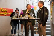 Ein Toter - und ausgerechnet auch noch an Fasching! Hubert (Christian Tramitz, r.) kann dem Bunten Treiben einfach nichts abgewinnen. Girwidz (Michael Brandner, m.) versteht diese Antihaltung mal wieder gar nicht. Ein Toter - und ausgerechnet auch noch an Fasching! Hubert (Christian Tramitz, r.) kann dem Bunten Treiben einfach nichts abgewinnen. Girwidz (Michael Brandner, m.) versteht diese Antihaltung mal wieder gar nicht.
