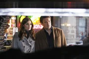 In einer Pizzeria bietet sich Richard Castle (Nathan Fillion, r.) und Kate Beckett (Stana Katic, l.) ein besonders grausamer Anblick ...