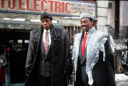 Obwohl keiner die wahre Identit&auml;t des Prinzen Akeem (Eddie Murphy, r.) erkennen soll, sind er und sein Begleiter Semmi (Arsenio Hall, l.) doch recht auffallend ...