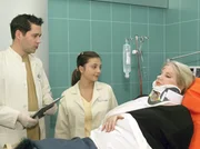 Der ehemalige Film- und Fernsehstar Carla R^hn (Johanna von Koczian) wurde nach einem Autounfall in die Sachsenklinik eingeliefert. Dr. Philipp Brentano (Thomas Koch), Schwester Arzu (Arzu Bazman) und Carla R^hn (Johanna von Koczian) Der ehemalige Film- und Fernsehstar Carla R^hn (Johanna von Koczian) wurde nach einem Autounfall in die Sachsenklinik eingeliefert. Dr. Philipp Brentano (Thomas Koch), Schwester Arzu (Arzu Bazman) und Carla R^hn (Johanna von Koczian)