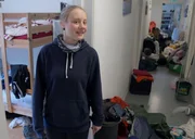 Kaja betrachtet amüsiert das Chaos beim Umzug der Mädchen in ihre neuen Quartiere. Kaja betrachtet amüsiert das Chaos beim Umzug der Mädchen in ihre neuen Quartiere.