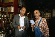 Peter (Peter Lustig, r.) besucht seinen Freund, den Antiquar (Bernd Ludwig, l.). Er kann Peter bestimmt bei der Suche nach einem Gedicht helfen, das der Dichter Goethe dem gesuchten Baum gewidmet haben soll.
