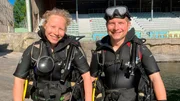 Jasmin und Bene steigen in ihre Tauchausr&uuml;stung und r&uuml;cken dem gr&uuml;nen Belag zu Leibe.