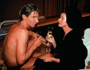 Die Sektfabrikantin Karla Wilke (Senta Berger, r.) war zum Zeitpunkt der Ermordung ihrer besten Freundin in der Nachbarkabine des Sch&ouml;nheitssalons. Au&szlig;erdem hat sie einen Geliebten, den Anwalt Dr. Rudolf Baumann (Arthur Denberg, l.), der gleichzeitig auch ein Verh&auml;ltnis mit der Toten hatte ...