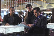Sind sie dem T&auml;ter auf der Spur? Castle (Nathan Fillion, M.), Ryan (Seamus Dever, r.) und Esposito (Jon Huertas, l.) ermitteln in dem Mord an einem Casinobesitzer.