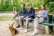 Von rechts: Die Glücksspieler Ines (Katharina Schüttler), Firat (Eko Fresh) und Jasper (Manuel Rubey) müssen sich an ihre neue Situation erst noch gewöhnen. Von rechts: Die Glücksspieler Ines (Katharina Schüttler), Firat (Eko Fresh) und Jasper (Manuel Rubey) müssen sich an ihre neue Situation erst noch gewöhnen.