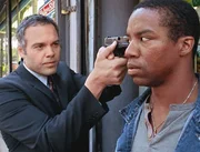 Goren (Vincent D'Oriofrio, l.) stellt den gesuchten Mann Jerome Davis (Rodney Hicks). Er steht im Verdacht, zwei in einer Waffenschieberbande eingeschleuste Undercover-Agenten get&ouml;tet zu haben.